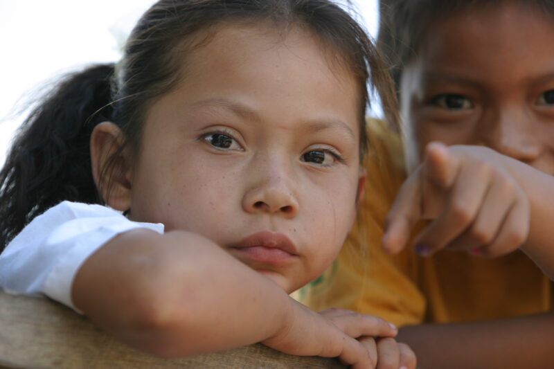 Amerindian Girl in Peru — Amerindian girls of the Shipibo group, living in the jungles of Peru, along the Ucayali River. — Peru, Poverty, Shipibo Indians, Uc...