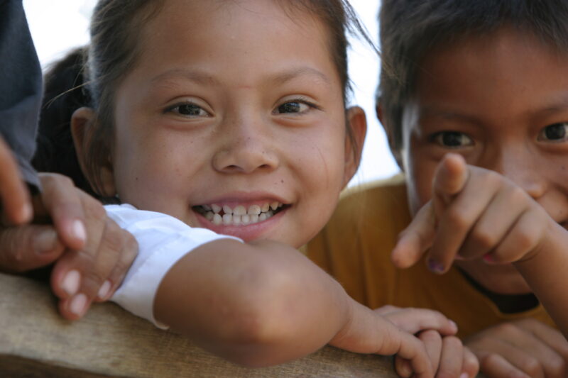 Amerindian Girl in Peru — Amerindian girls of the Shipibo group, living in the jungles of Peru, along the Ucayali River. — Peru, Poverty, Shipibo Indians, Uc...