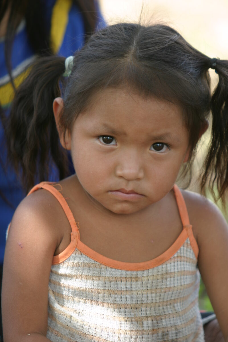 Amerindian Girl in Peru — Amerindian girls of the Shipibo group, living in the jungles of Peru, along the Ucayali River. — Peru, Poverty, Shipibo Indians, Uc...