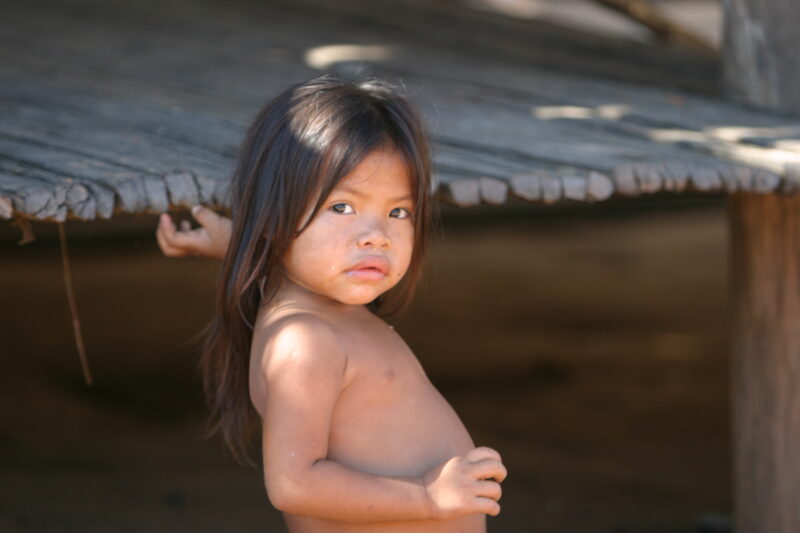 Amerindian Girl in Peru — Amerindian girls of the Shipibo group, living in the jungles of Peru, along the Ucayali River. — Peru, Poverty, Shipibo Indians, Uc...