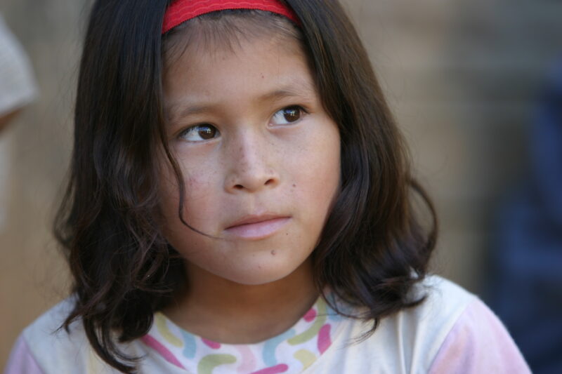 Amerindian Girl in Peru — Amerindian girls of the Shipibo group, living in the jungles of Peru, along the Ucayali River. — Peru, Poverty, Shipibo Indians, Uc...