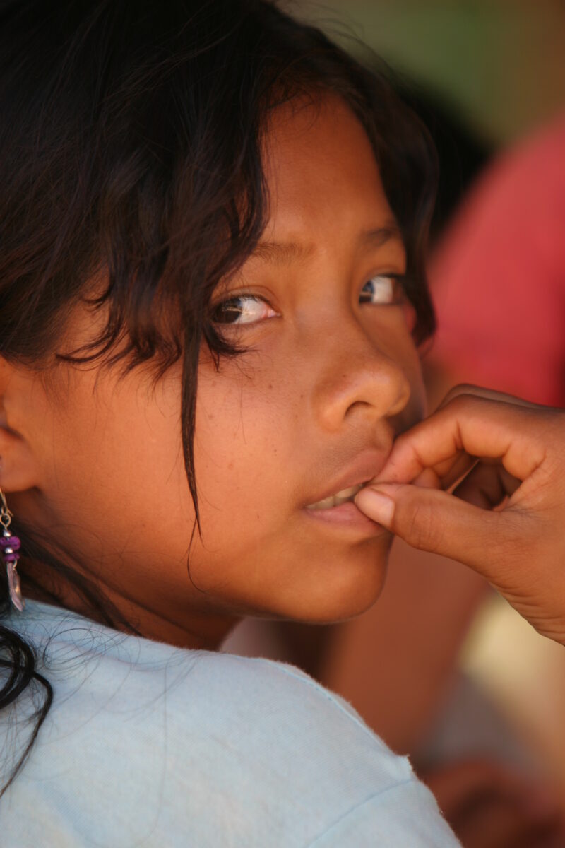 Amerindian Girl in Peru — Amerindian girls of the Shipibo group, living in the jungles of Peru, along the Ucayali River. — Peru, Poverty, Shipibo Indians, Uc...