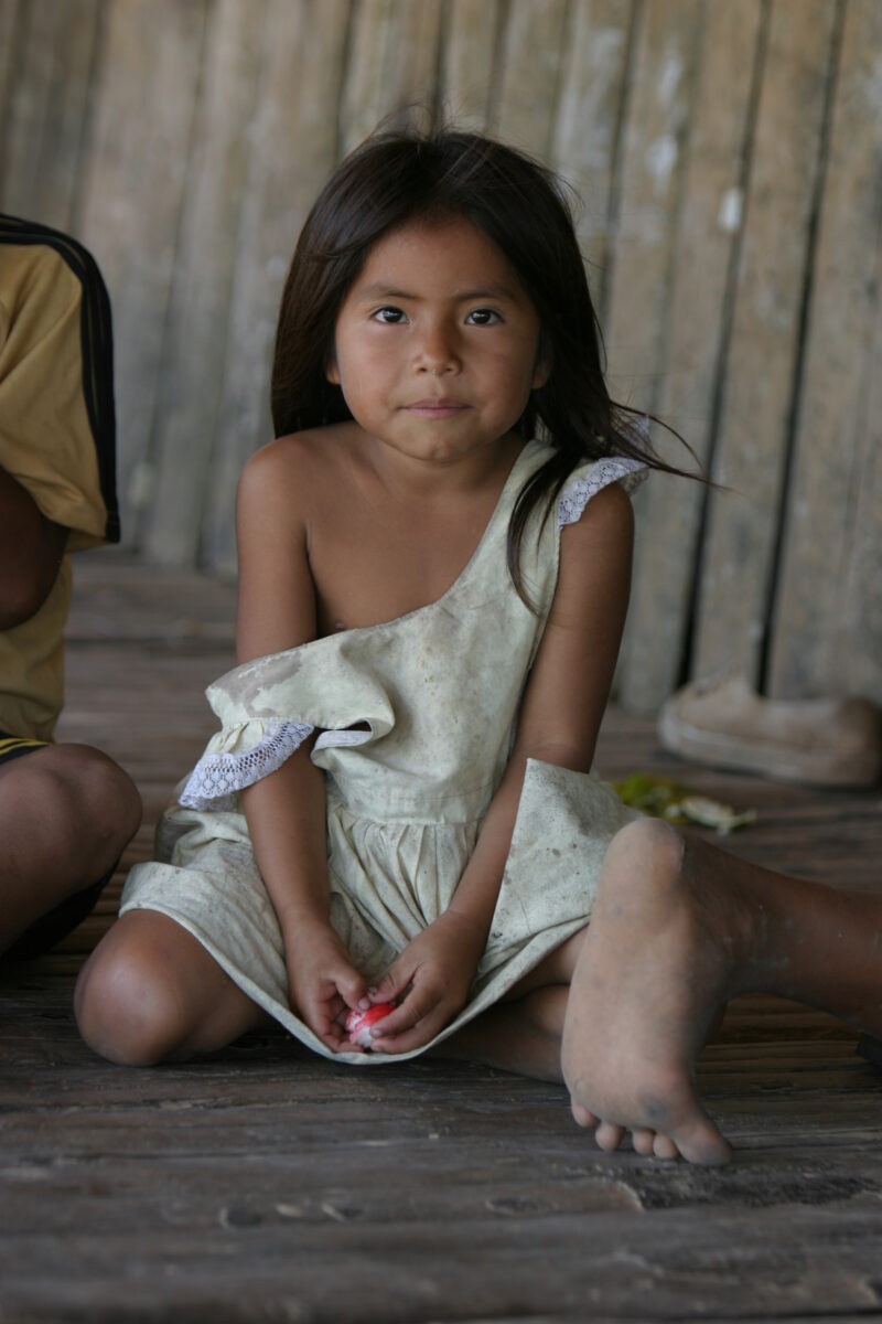 Amerindian Girl in Peru — Amerindian girls of the Shipibo group, living in the jungles of Peru, along the Ucayali River. — Peru, Poverty, Shipibo Indians, Uc...