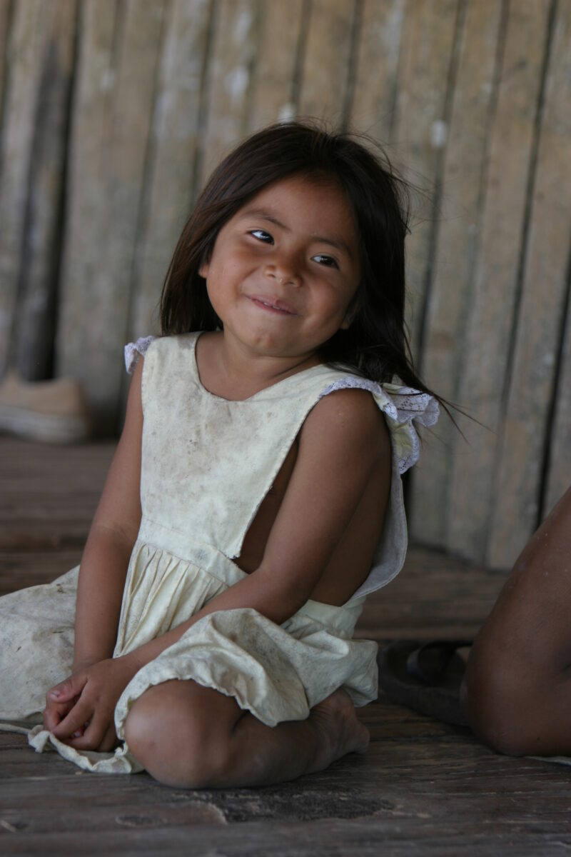 Amerindian Girl in Peru — Amerindian girls of the Shipibo group, living in the jungles of Peru, along the Ucayali River. — Peru, Poverty, Shipibo Indians, Uc...