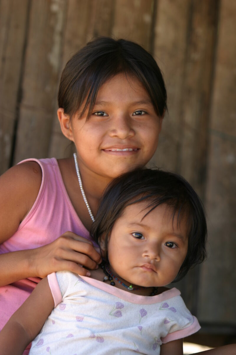 Amerindian Girl in Peru — Amerindian girls of the Shipibo group, living in the jungles of Peru, along the Ucayali River. — Peru, Poverty, Shipibo Indians, Uc...