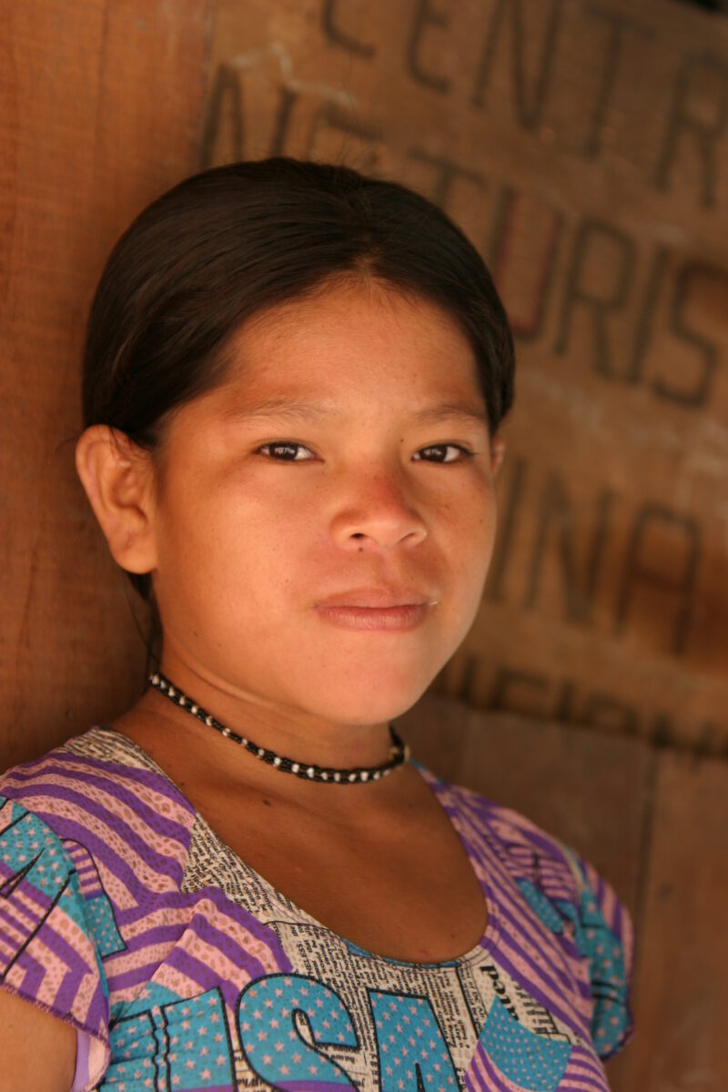 Amerindian Girl in Peru — Amerindian girls of the Shipibo group, living in the jungles of Peru, along the Ucayali River. — Peru, Poverty, Shipibo Indians, Uc...