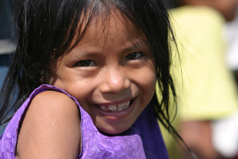 Amerindian Girl in Peru — Amerindian girls of the Shipibo group, living in the jungles of Peru, along the Ucayali River. — Peru, Poverty, Shipibo Indians, Uc...