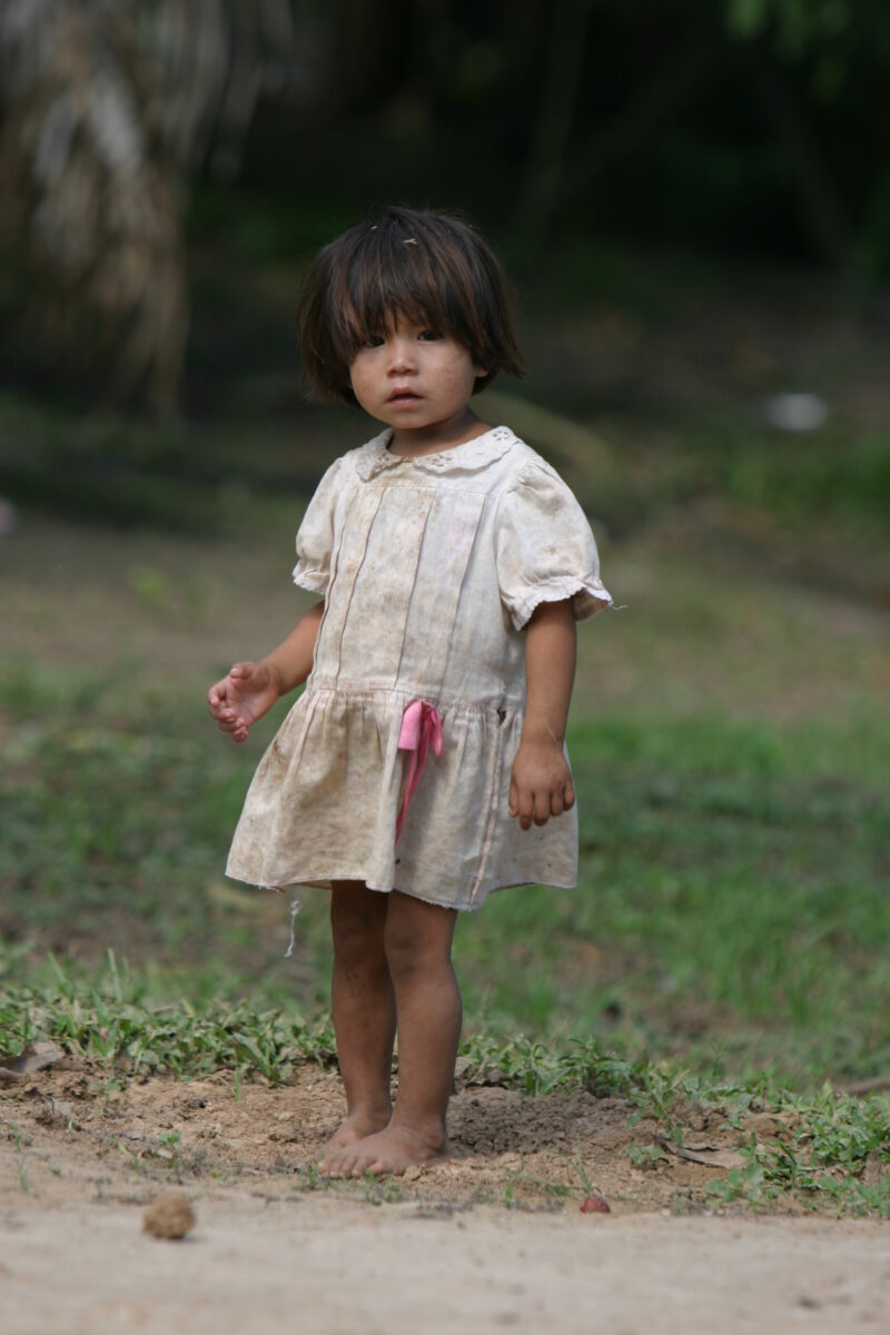 Amerindian Girl in Peru — Amerindian girls of the Shipibo group, living in the jungles of Peru, along the Ucayali River. — Peru, Poverty, Shipibo Indians, Uc...