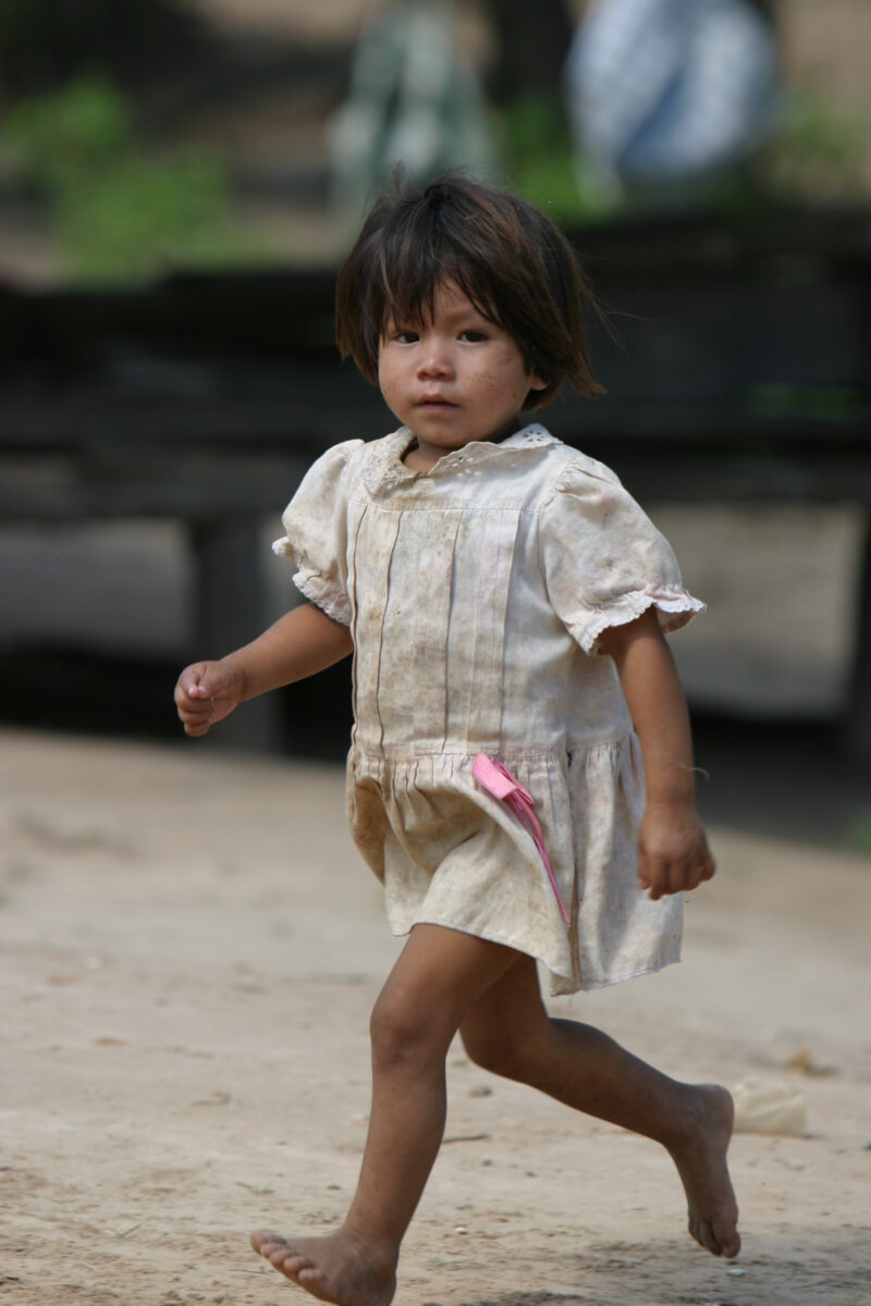 Amerindian Girl in Peru — Amerindian girls of the Shipibo group, living in the jungles of Peru, along the Ucayali River. — Peru, Poverty, Shipibo Indians, Uc...