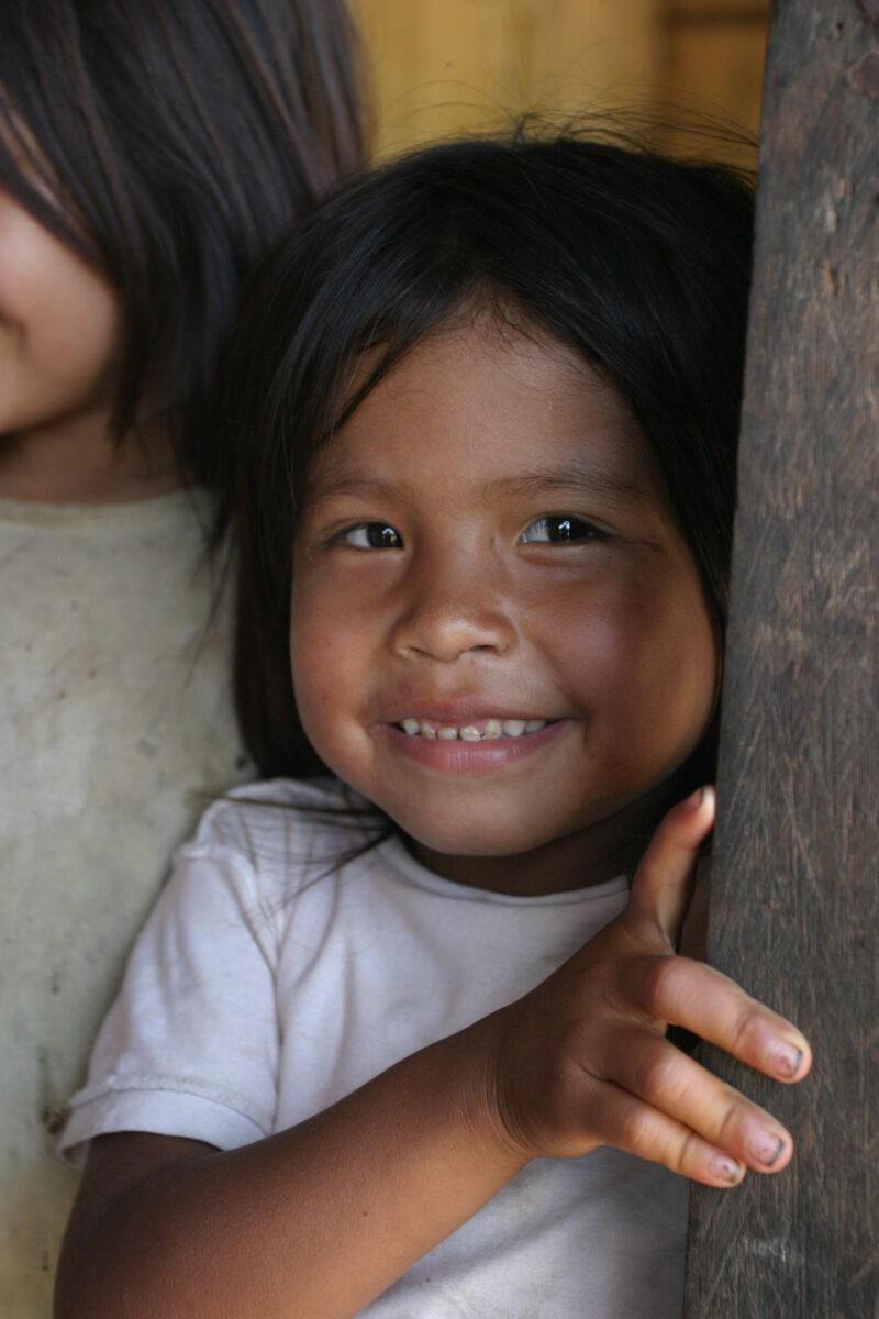 Amerindian Girl in Peru — Amerindian girls of the Shipibo group, living in the jungles of Peru, along the Ucayali River. — Peru, Poverty, Shipibo Indians, Uc...