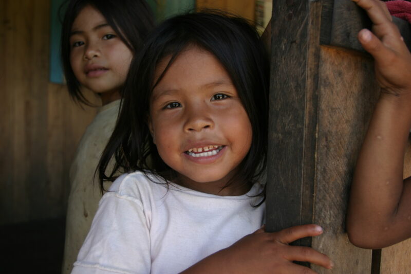 Amerindian Girl in Peru — Amerindian girls of the Shipibo group, living in the jungles of Peru, along the Ucayali River. — Peru, Poverty, Shipibo Indians, Uc...