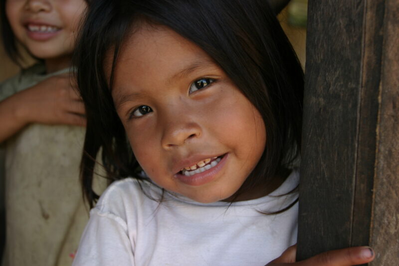 Amerindian Girl in Peru — Amerindian girls of the Shipibo group, living in the jungles of Peru, along the Ucayali River. — Peru, Poverty, Shipibo Indians, Uc...