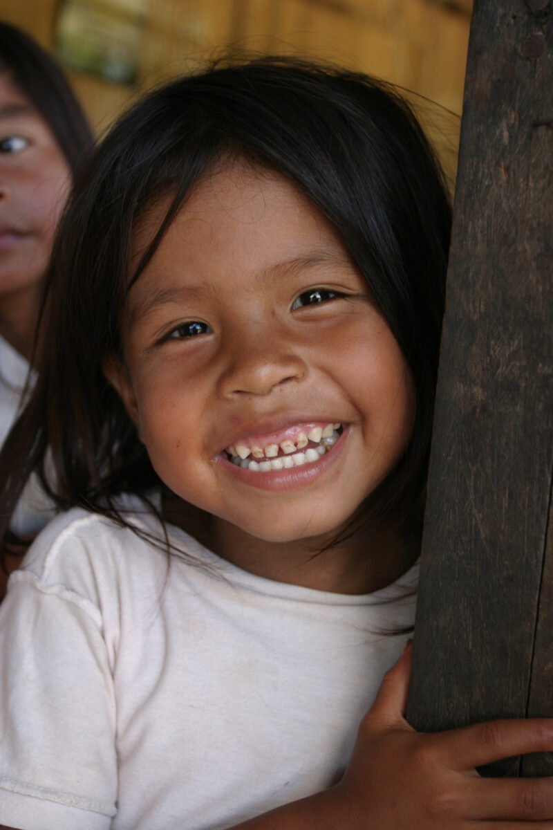 Amerindian Girl in Peru — Amerindian girls of the Shipibo group, living in the jungles of Peru, along the Ucayali River. — Peru, Poverty, Shipibo Indians, Uc...