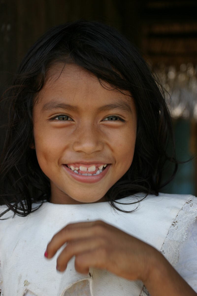 Amerindian Girl in Peru — Amerindian girls of the Shipibo group, living in the jungles of Peru, along the Ucayali River. — Peru, Poverty, Shipibo Indians, Uc...