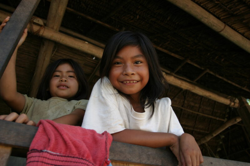 Amerindian Girl in Peru — Amerindian girls of the Shipibo group, living in the jungles of Peru, along the Ucayali River. — Peru, Poverty, Shipibo Indians, Uc...
