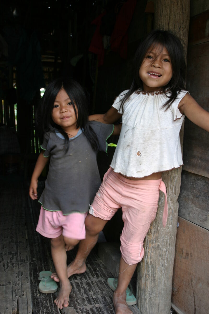 Amerindian Girl in Peru — Amerindian girls of the Shipibo group, living in the jungles of Peru, along the Ucayali River. — Peru, Poverty, Shipibo Indians, Uc...