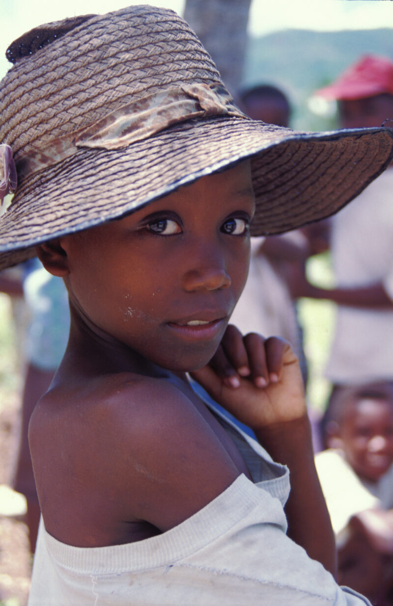 Girl in Haiti — Stock Images of children: Girl from Haiti, with big hat — Children, faces, child, girls, Haiti