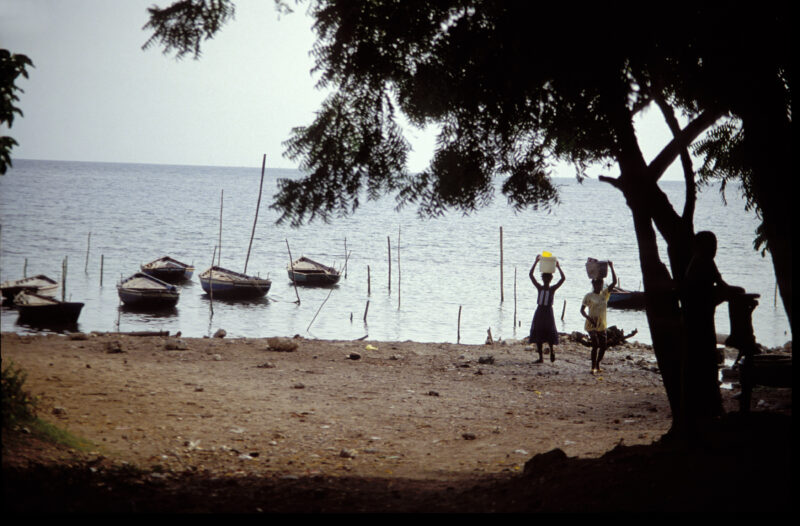 Stock Images of Haiti — Ladies with baskets walk along seashore — Haiti, Caribbean, Poverty, ocean, sea