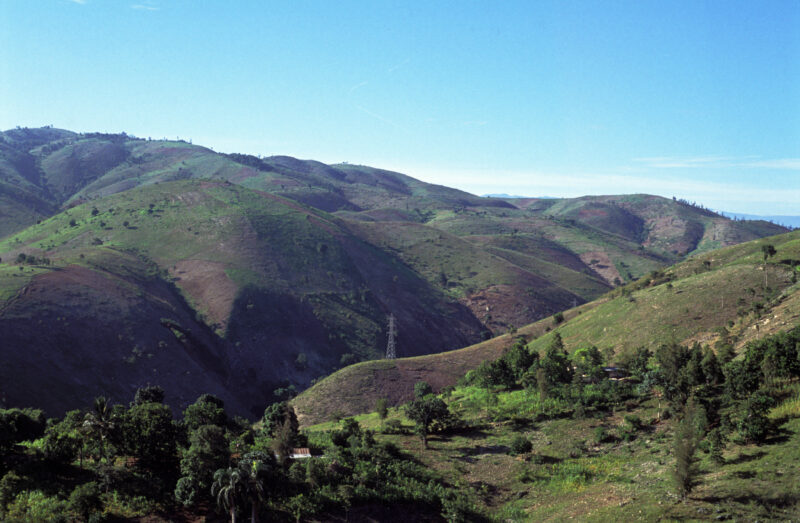 Deforestation in Haiti — Stock Image of Haiti: Hills with no trees, due to the charcoal industry in Haiti — Haiti, Haitian, hills, deforestation, erosion