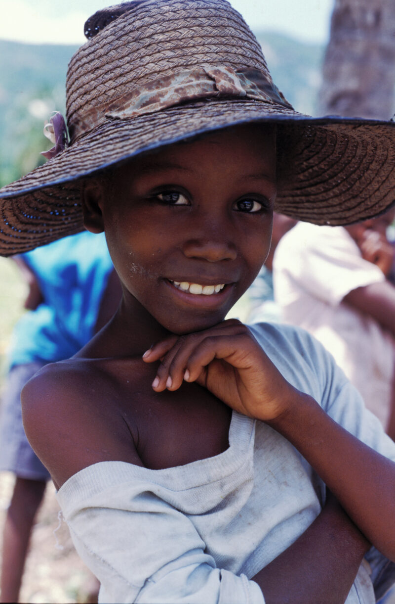 Stock Images of Haiti — Stock Image of Haiti: Girl with straw hat, smiles — Haiti, Haitian, girl, girls, hat