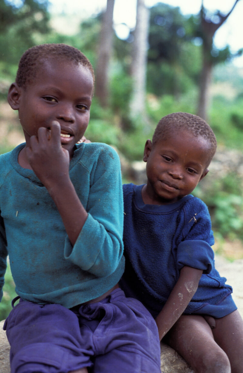 Stock Images of Haiti — Stock Image of Haiti: Poor children by the road in Haiti — Haiti, Haitian