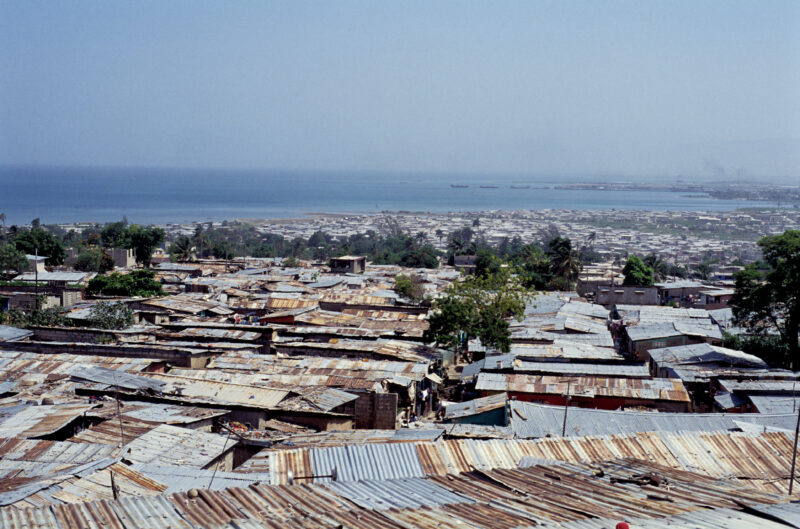 Stock Images of Haiti — A sea of tin roofs in a poor neighborhood of Port- au- Prince — Haiti, Caribbean, Poverty, Port-au-Prince, roofs