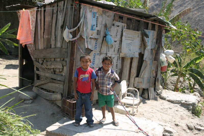 Stock Images of Honduras — Children living in poverty, in the country of Honduras — Honduras, Tegucigalpa, houses, homes, poor