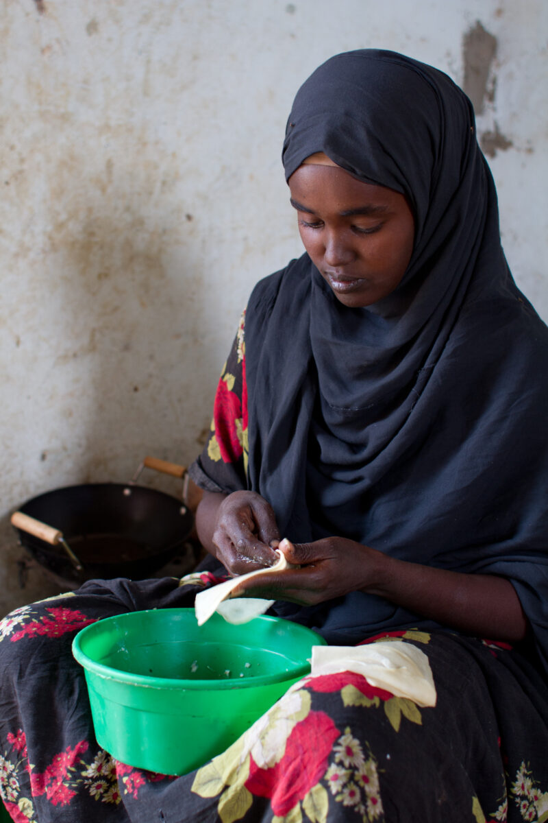 A Time of Drought in Somolia — Cooking a meal with Flour from a food distribution for IDPs — Somolia, drought, IDP, Internally Displaced