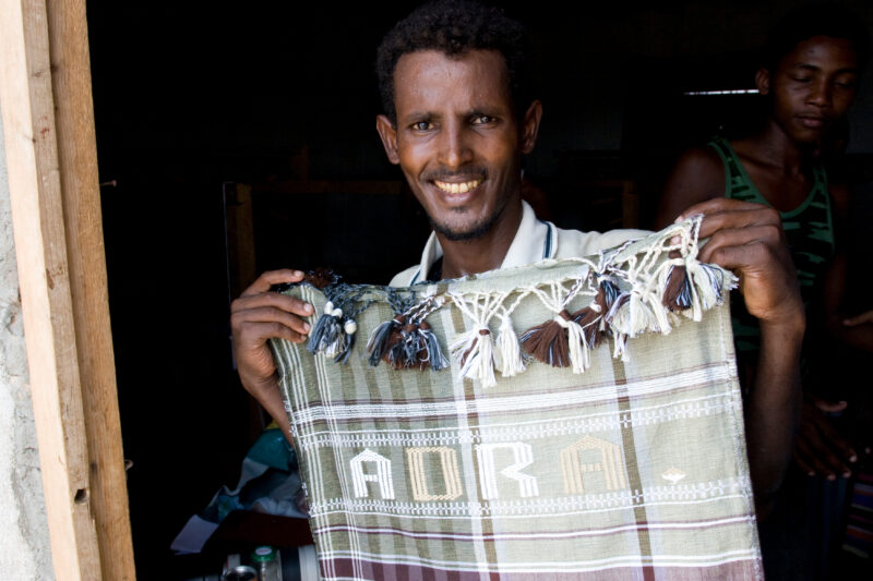 Learning to Weave — Somali Refugees living in Yemen — Somolia, refugees, skills training, weaving, livelihoods