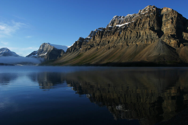 Bow Lake in Canada — Stock Images of Lakes: Bow Lake in Banff national Park, Alberta, Canada in Early morning Light — Canada, Alberta, Banff National Park, S...