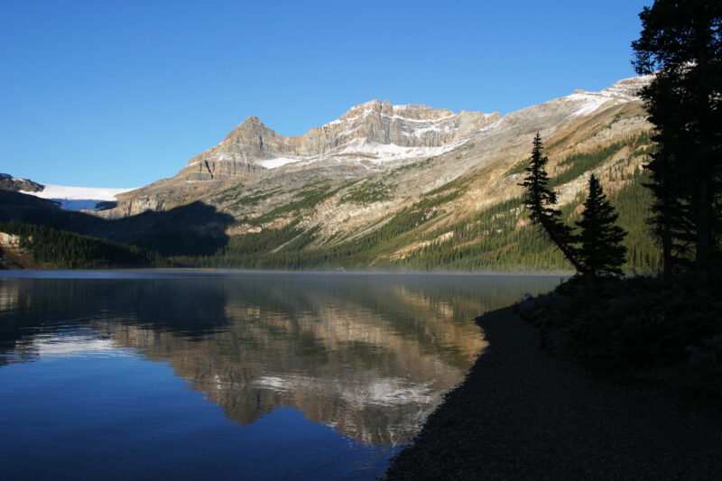 Bow Lake in Canada — Stock Images of Lakes: Bow Lake in Banff national Park, Alberta, Canada in Early morning Light — Canada, Alberta, Banff National Park, S...