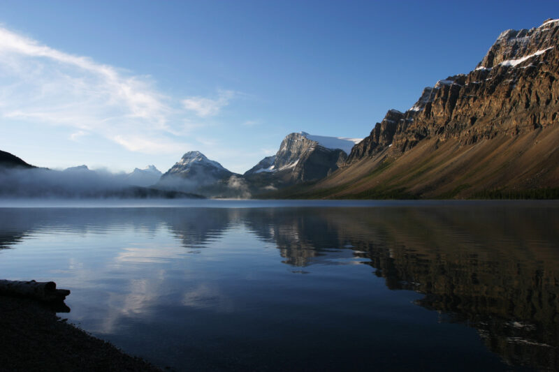 Bow Lake in Canada — Stock Images of Lakes: Bow Lake in Banff national Park, Alberta, Canada in Early morning Light — Canada, Alberta, Banff National Park, S...