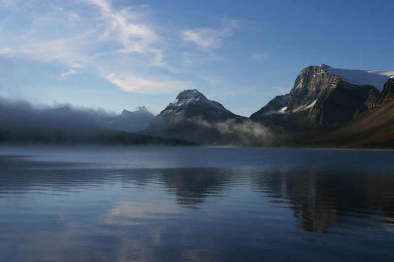 Bow Lake in Canada — Stock Images of Lakes: Bow Lake in Banff national Park, Alberta, Canada in Early morning Light — Canada, Alberta, Banff National Park, S...