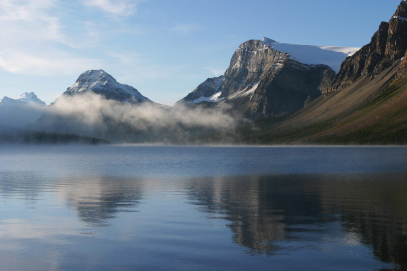 Bow Lake in Canada — Stock Images of Lakes: Bow Lake in Banff national Park, Alberta, Canada in Early morning Light — Canada, Alberta, Banff National Park, S...