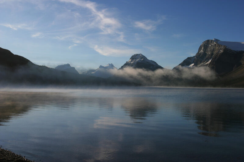 Bow Lake in Canada — Stock Images of Lakes: Bow Lake in Banff national Park, Alberta, Canada in Early morning Light — Canada, Alberta, Banff National Park, S...