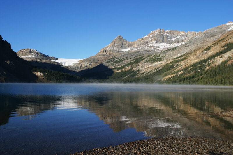 Bow Lake in Canada — Stock Images of Lakes: Bow Lake in Banff national Park, Alberta, Canada in Early morning Light — Canada, Alberta, Banff National Park, S...