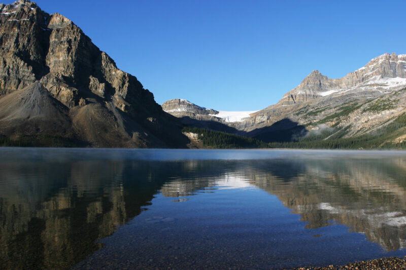 Bow Lake in Canada — Stock Images of Lakes: Bow Lake in Banff national Park, Alberta, Canada in Early morning Light — Canada, Alberta, Banff National Park, S...