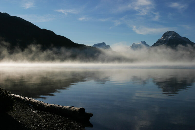 Bow Lake in Canada — Stock Images of Lakes: Bow Lake in Banff national Park, Alberta, Canada in Early morning Light — Canada, Alberta, Banff National Park, S...