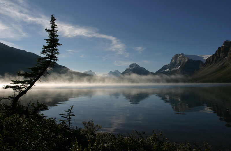Bow Lake in Canada — Stock Images of Lakes: Bow Lake in Banff national Park, Alberta, Canada in Early morning Light — Canada, Alberta, Banff National Park, S...