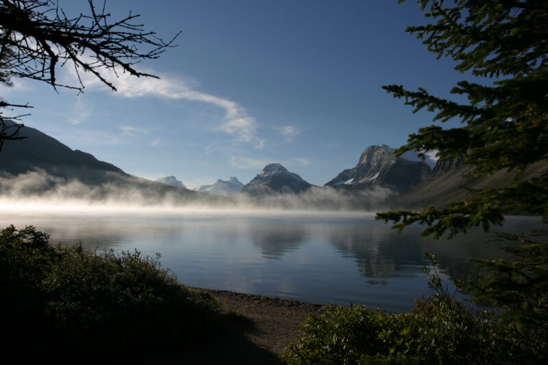 Bow Lake in Canada — Stock Images of Lakes: Bow Lake in Banff national Park, Alberta, Canada in Early morning Light — Canada, Alberta, Banff National Park, S...