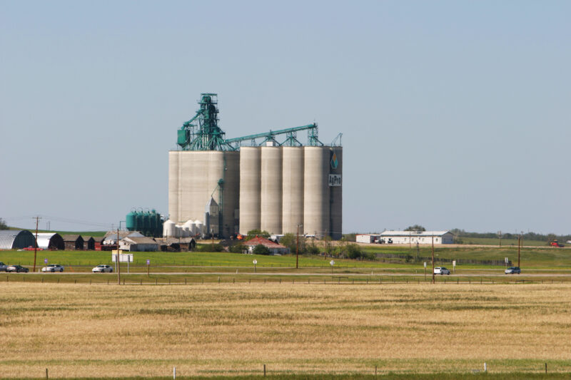 Grain Storage in Canada — New style granaries in Alberta — Canada, Alberta, agriculture, granary, Elevator