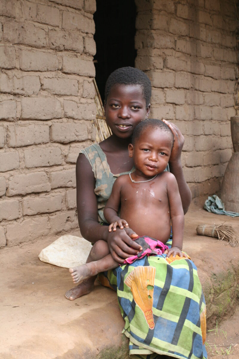 Baby in Malawi — Baby with her older sister — Malawi, Africa, house, houses, home