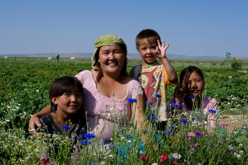 Family in Mongolia — Stock Images of life in Rural Mongolia, and the people who live there: Mother and her children pose by their field — Mongolia, agricultu...