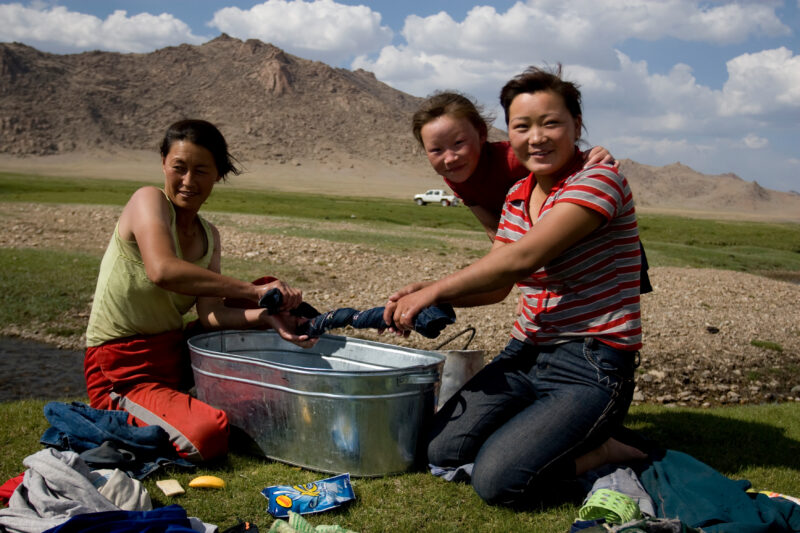 Doing the Laundry in Mongolia — Stock image of Mongolians doing laundry by a river on the steppes — Women, Mongolia, laundry, wash, steppes