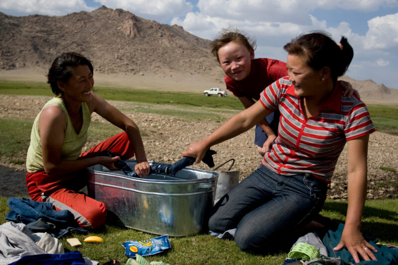 Doing the Laundry in Mongolia — Stock image of Mongolians doing laundry by a river on the steppes — Women, Mongolia, laundry, wash, steppes