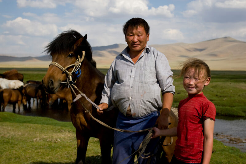 Father and Daughter in Mongolia — Man stands with his horse and daughter on the steppes of Mongolia — Mongolia, man, men, girl, horse