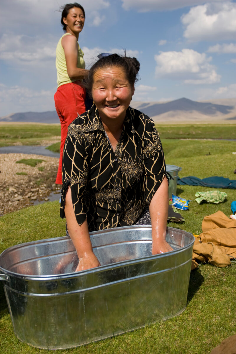 Doing the Laundry in Mongolia — Stock image of Mongolians doing laundry by a river on the steppes — Women, Mongolia, laundry, wash, steppes