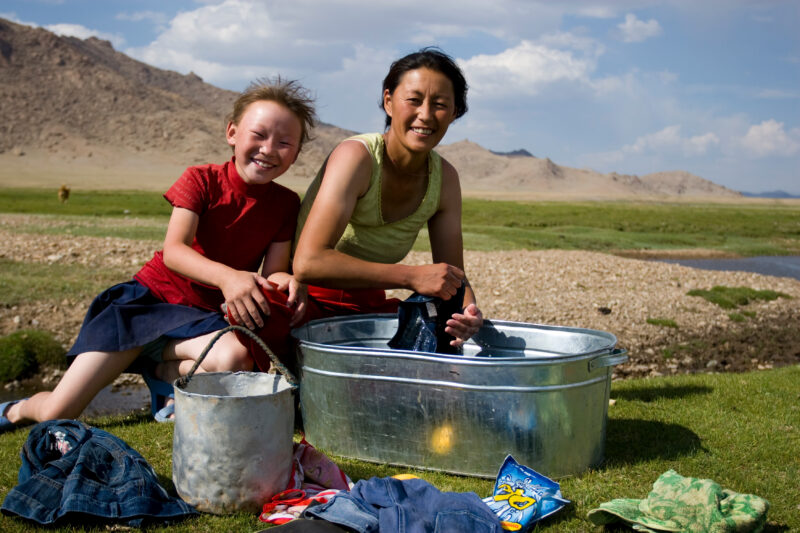 Doing the Laundry in Mongolia — Stock image of Mongolians doing laundry by a river on the steppes — Women, Mongolia, laundry, wash, steppes