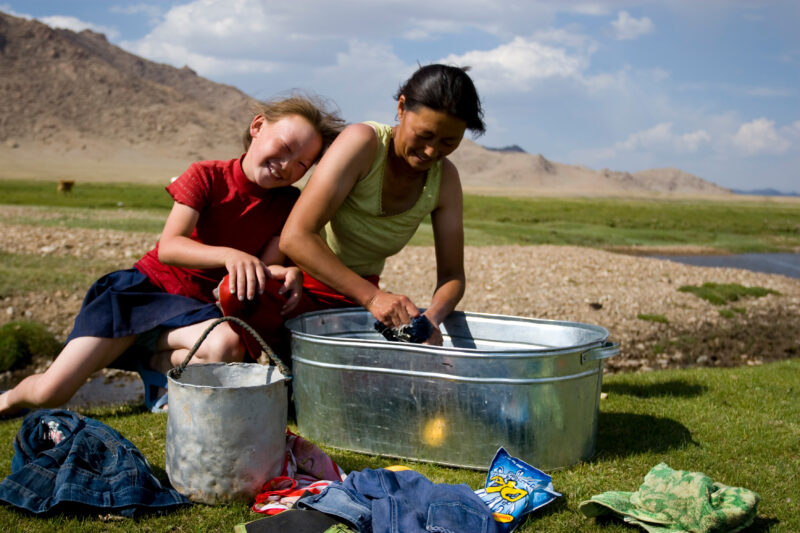 Doing the Laundry in Mongolia — Stock image of Mongolians doing laundry by a river on the steppes — Women, Mongolia, laundry, wash, steppes