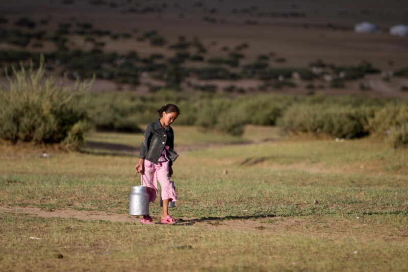 Collecting Water in Mongolia — Woman collects water in Mongolia — Mongolia, woman, collecting water, water security